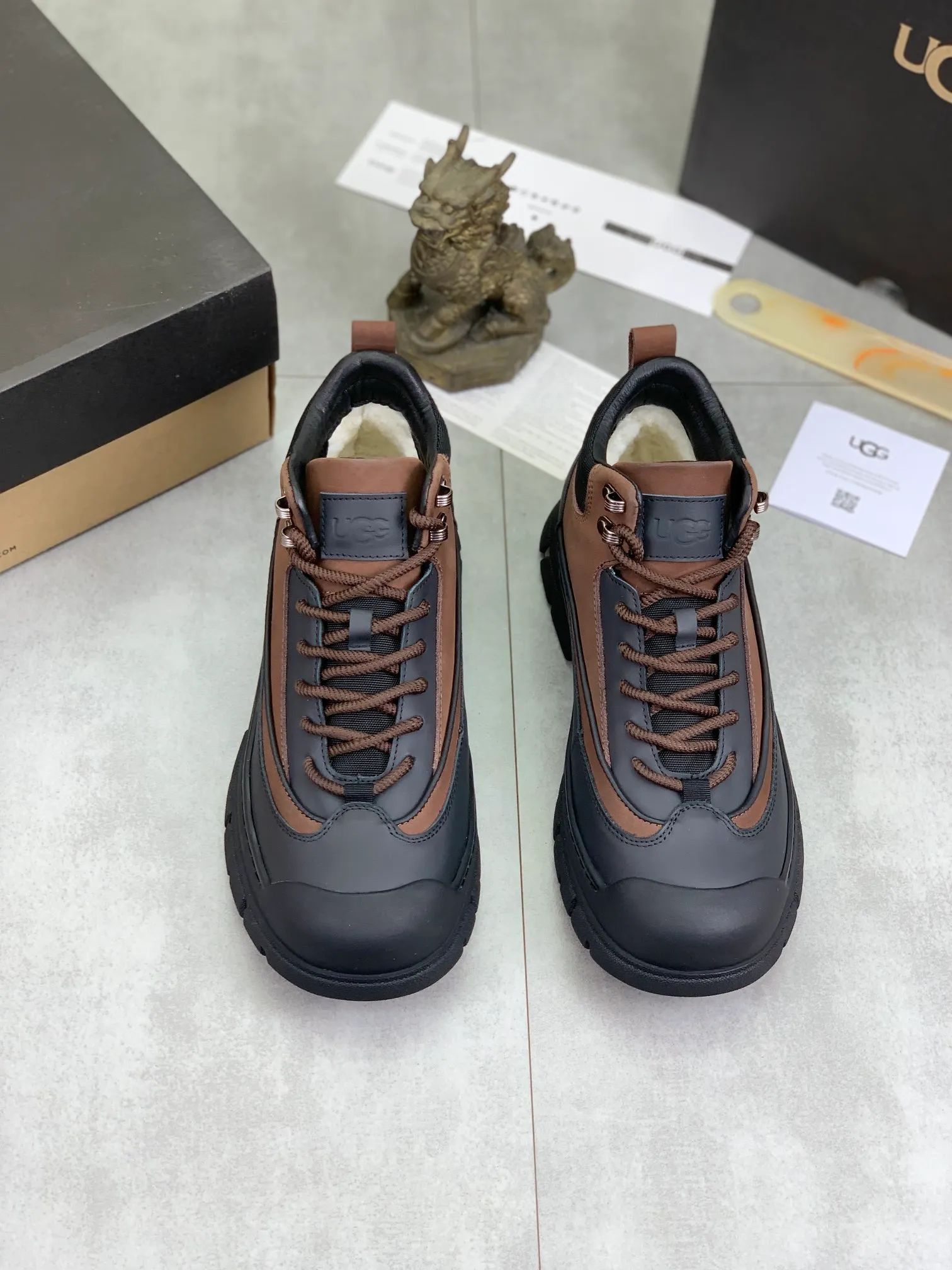 Men's Men's Shoes P620 [New Style] 💰 🆘 "Real Wool" [UGG] 👉 Popular men's shoes official website synchronization 🔰 Genuine quality [proud] is not comparable to the imitations in the general market 🌀 The upper is imported Italian frosted cowhide, and the lining: foot pad 🅰️ grade 🐑 real wool 👻 Only Grade A can show the effect The hand feels smooth and delicate 🔱The shoe shape is grand, only genuine factories can achieve it 🎄The perfect toughness of the original outsole 👻⬛️ allows customers to bid farewell to one-time consumption. Real wool lining, super warm. 3️⃣Colors available Sizes: 38-44